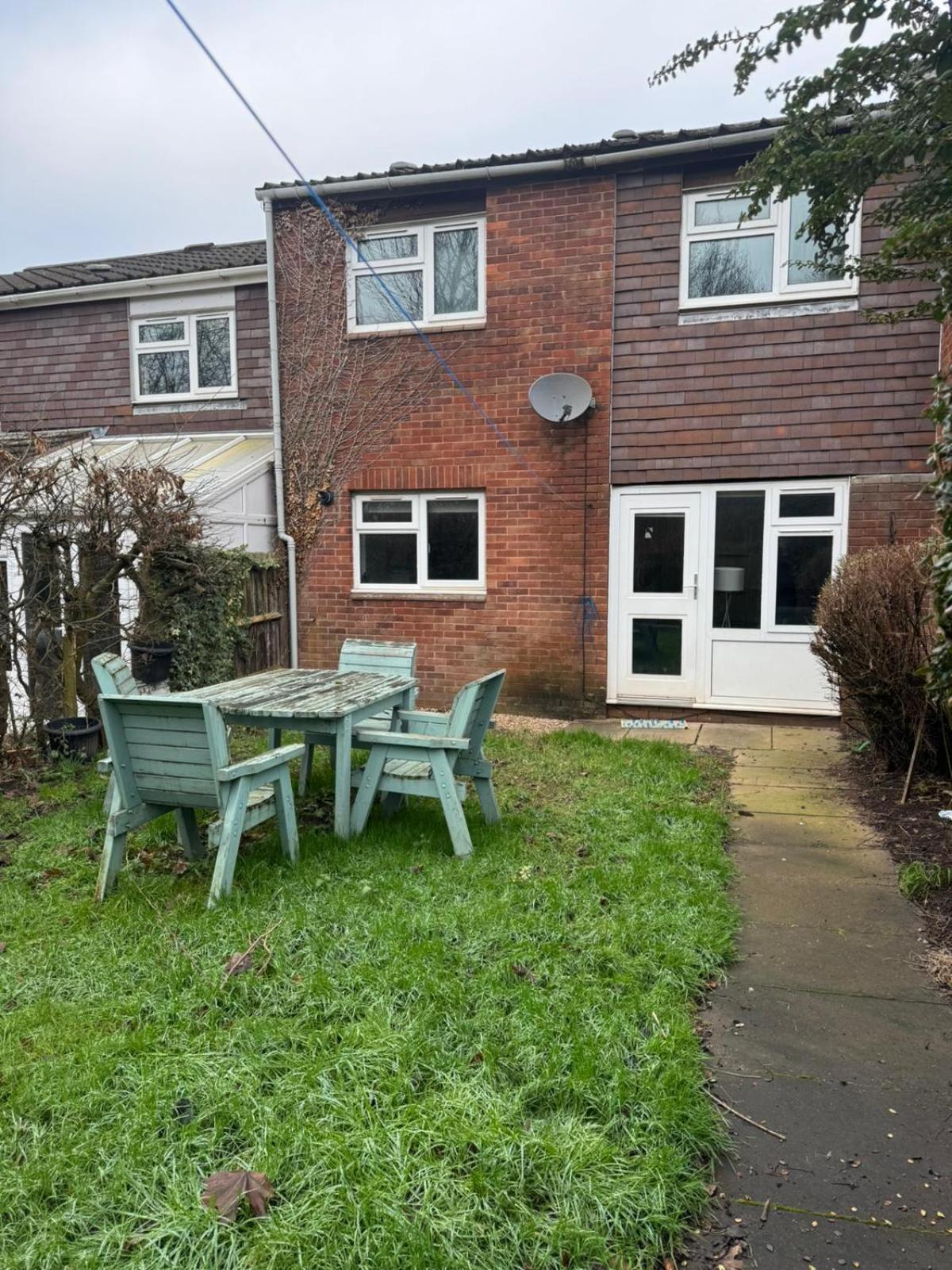 Large 2 Bedroom House Wombridge 外观 照片