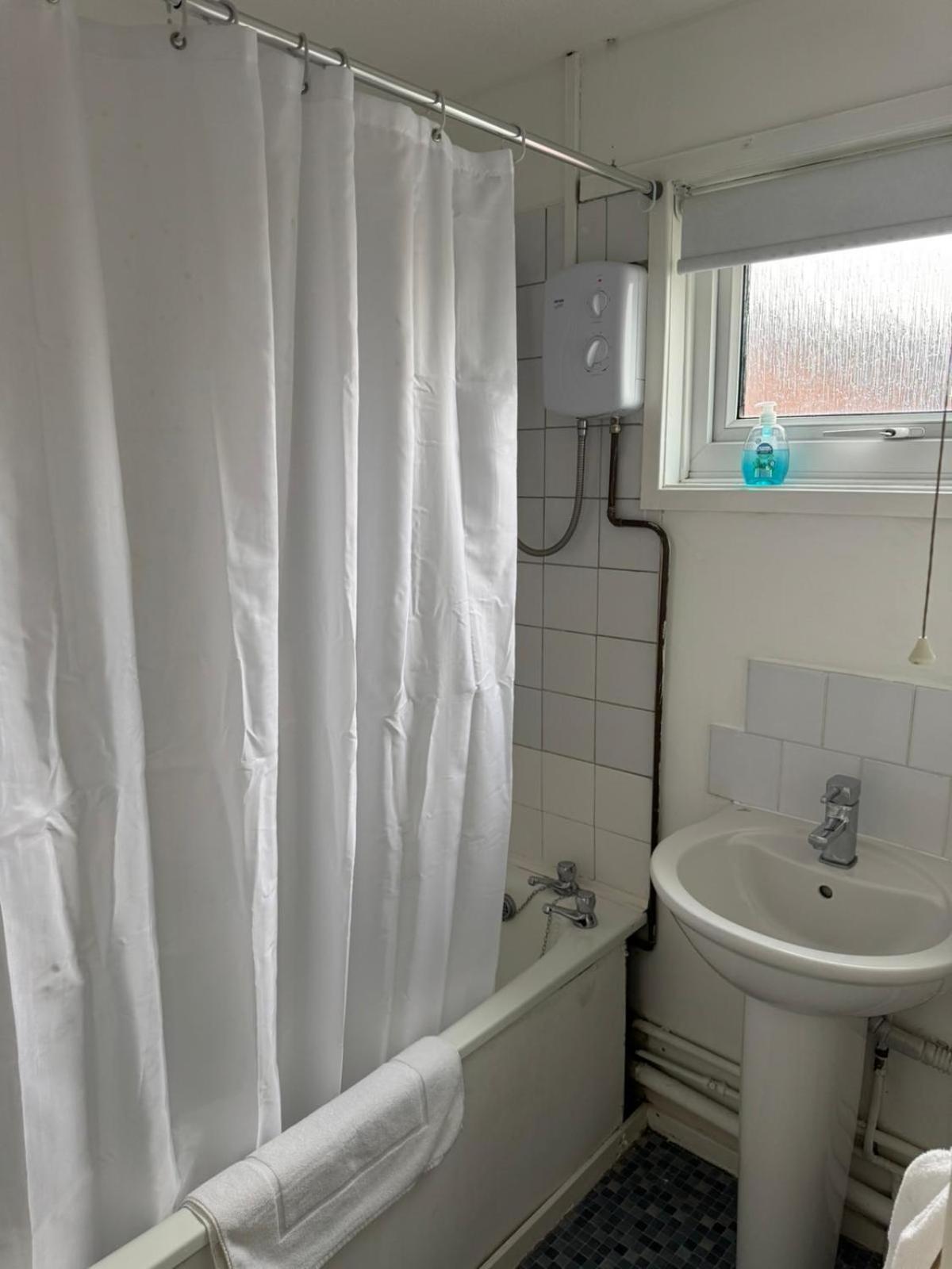 Large 2 Bedroom House Wombridge 外观 照片