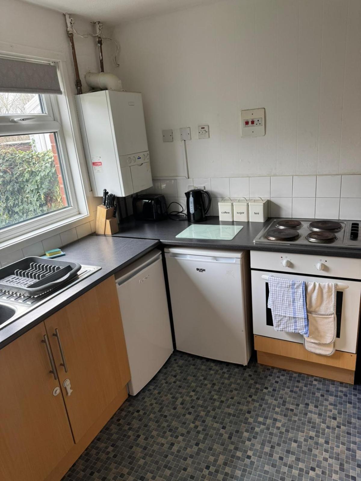 Large 2 Bedroom House Wombridge 外观 照片