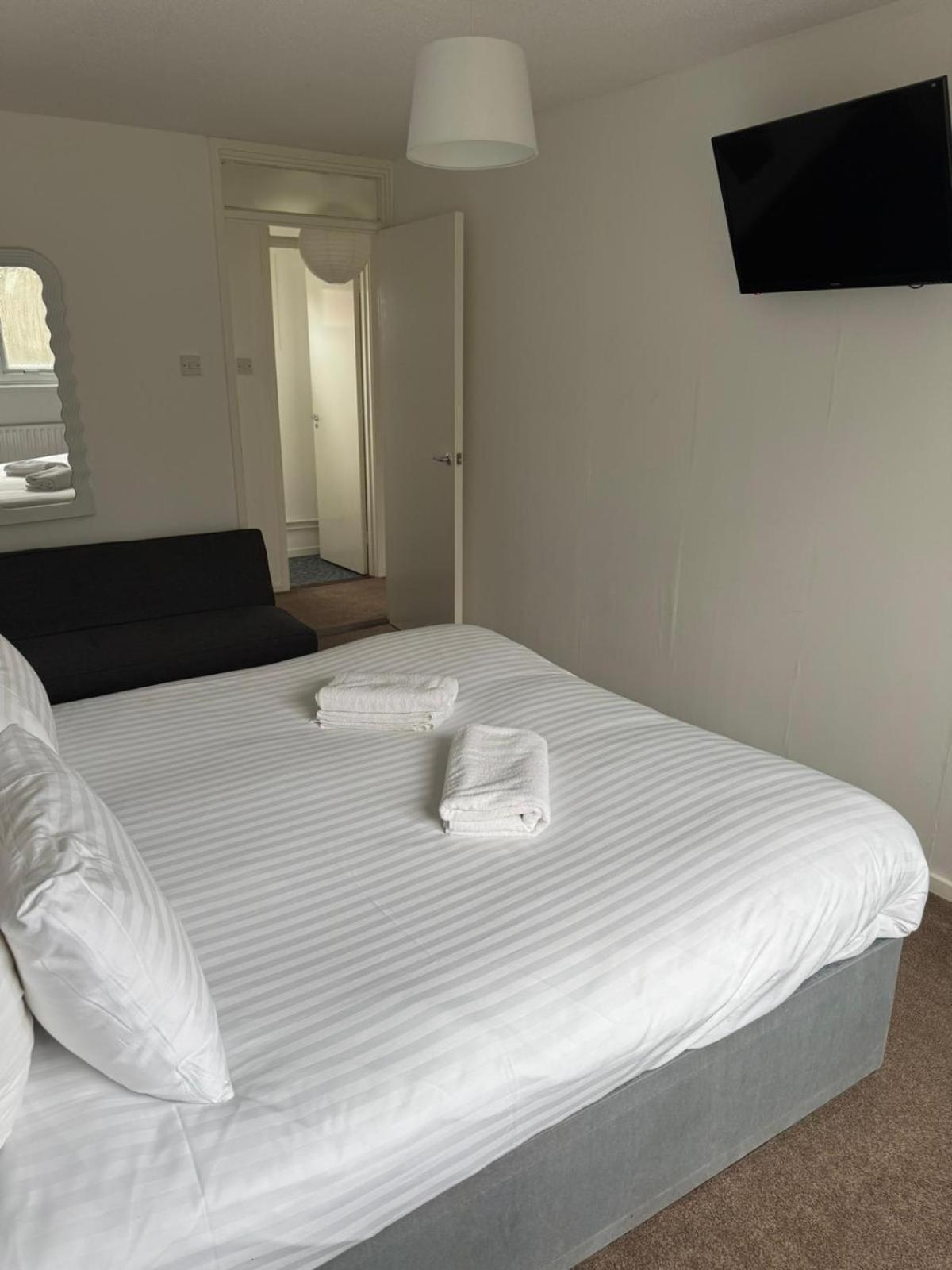 Large 2 Bedroom House Wombridge 外观 照片