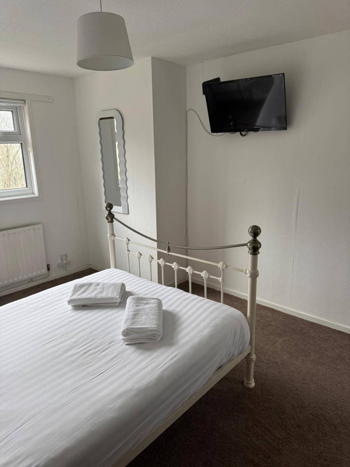 Large 2 Bedroom House Wombridge 外观 照片